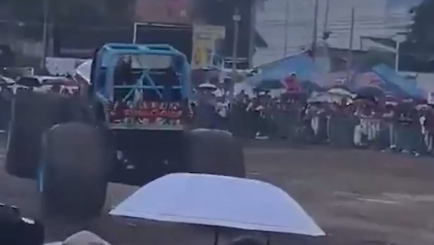 Qadın sürücü monstr avtomobili insanların üzərinə sürdü: 3 ölü, 40 yaralı var &ndash; VİDEO