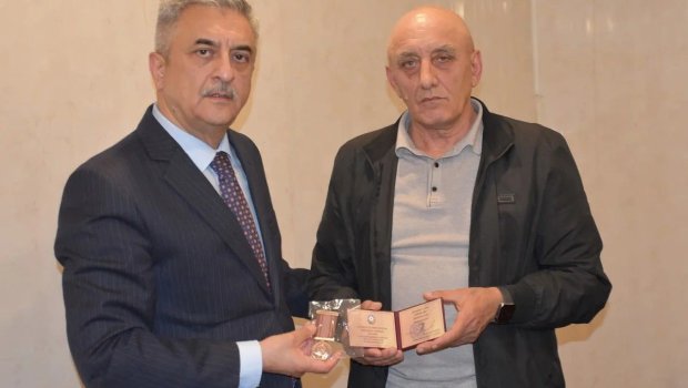 Aprel şəhidinin medalı ailəsinə təqdim edildi - FOTO