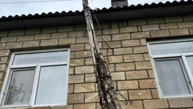 Zaqatalada elektrik dirəyi evin damına əyilib: Sakinlər təhlükə ilə ÜZ-ÜZƏ