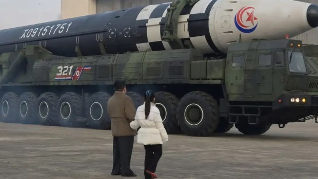 Şimali Koreyada yeni konstitusiya: Kim Çen İnə nüvə silahından istifadə hüququ verilir
