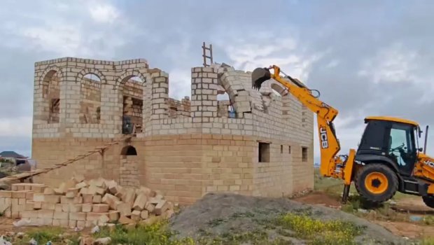Gəncədə qanunsuz inşa olunan tikililər söküldü &ndash; FOTO/VİDEO