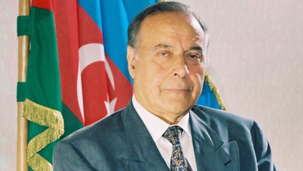 Ümummilli lider Heydər Əliyevin xatirəsi anılır
