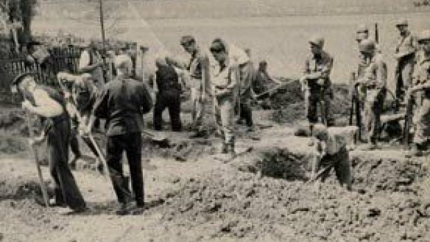 Nasistlər Krivoy Roqda insanları öz məzarlarını qazmağa məcbur edirmiş - ARXİV - FOTO