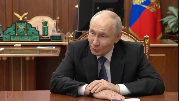 Putinlə görüşə gedən rəsmilər saatlarını təhvil verir &ndash; FOTO