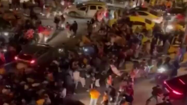 Türkiyədə avtomobil &ldquo;Qalatasaray&rdquo; azarkeşlərinin izdihamına çırpıldı - VİDEO