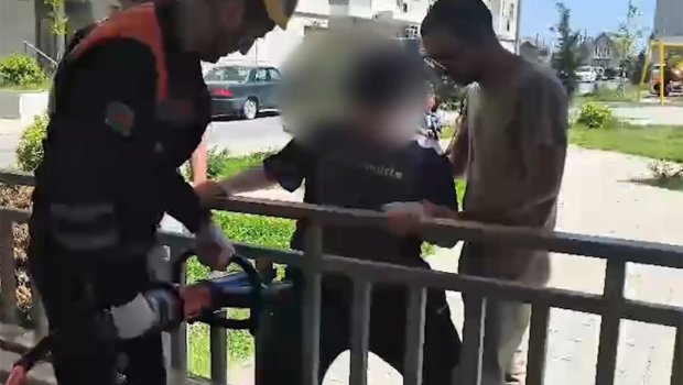 Ayağı dəmir barmaqlıqların arasında qaldı - VİDEO