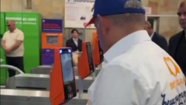Paşinyan metroda pis vəziyyətə düşdü - VİDEO