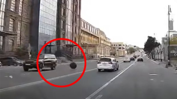 &ldquo;Nissan Patrol&rdquo;dan düşən təkər qapağı yolda təhlükə yaratdı &ndash; VİDEO