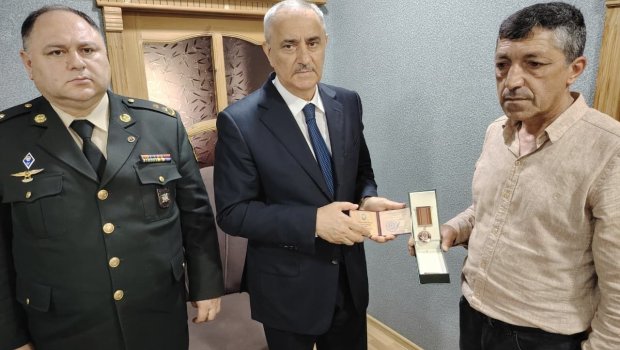 Qusarın icra başçısı aprel şəhidinin medalını ailəsini təqdim edib - FOTO