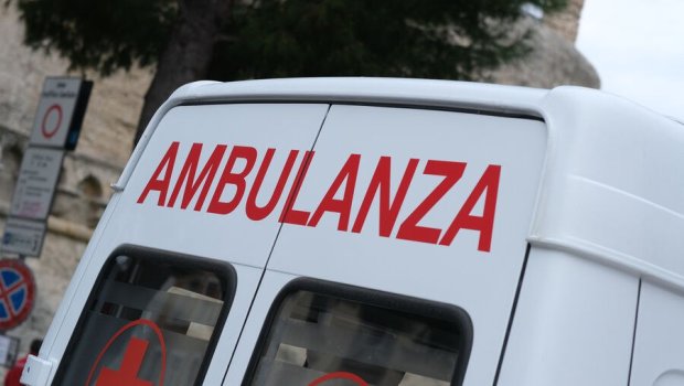 İtaliyada silahlı şəxs avtomobili sürətlə insanların üzərinə SÜRDÜ