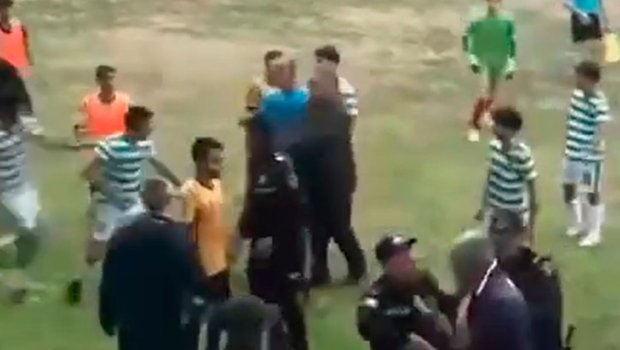 Azərbaycan çempionatında azarkeşlər futbolçuları döyməyə çalışdı &ndash; VİDEO