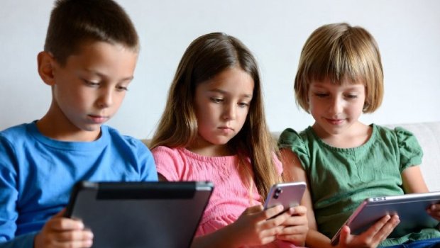 Övladının görüntülərini sosial şəbəkədə paylaşan valideynlərin NƏZƏRİNƏ &ndash;CƏZALANA BİLƏRSİZ