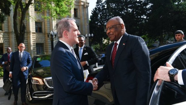 Ceyhun Bayramov sudanlı həmkarını qarşıladı - FOTO