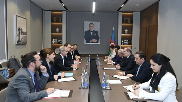 Ceyhun Bayramov Aİ rəsmisi ilə nələri müzakirə etdi? - FOTO