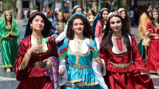 Bakıda rəngli mənzərə: Azərbaycan xanımları milli geyimlərdə - FOTOLAR