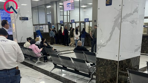 Tbilisi qatarına ilk bileti o aldı - Vağzalda növbə var - VİDEO