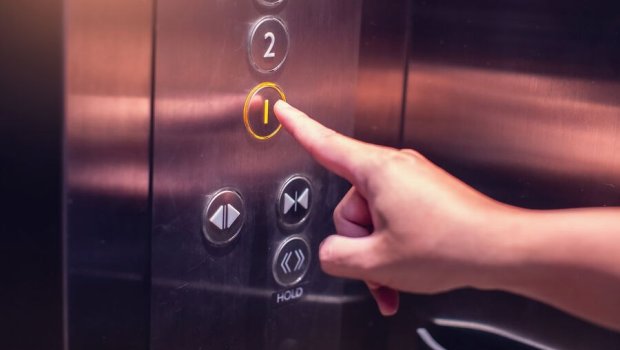Rumıniyada nazirlik binasında HADİSƏ: insanla dolu lift qırıldı