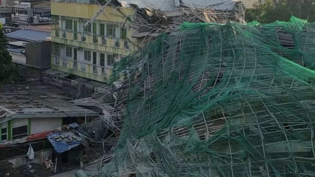 Tikilməkdə olan bina uçdu: 40-dək insan dağıntılar altında qaldı