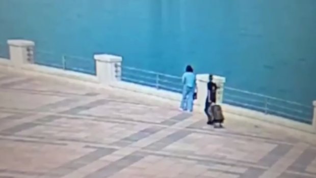Bulvarda qadına qarşı qeyri-etik hərəkət edən şəxs köməyə gələn oğlana da hücum etdi &ndash; VİDEO
