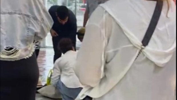 &ldquo;AF Mall&rdquo;un üzlüyü qoparaq qadının üstünə düşdü &ndash; VİDEO