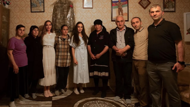 Prezidentin qızları şəhid Ülfət Babazadənin evində - FOTOLAR