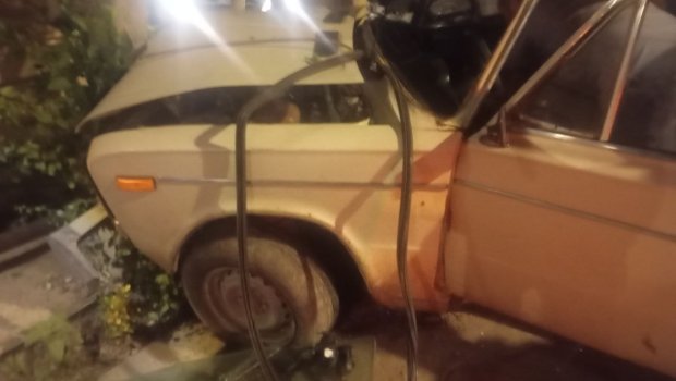 &ldquo;Ford&rdquo;un qarşısına çıxan &ldquo;VAZ-2106&rdquo; qaz borusuna çırpıldı - FOTO