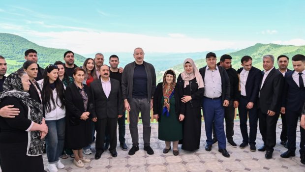 İlham Əliyev Şuşanın Böyük Qaladərəsi kəndində sakinlərlə görüşdü - FOTO