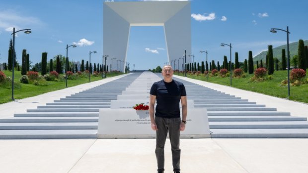 İlham Əliyev Xankəndi şəhərində Zəfər tağının önünə gül dəstələri düzdü - FOTO