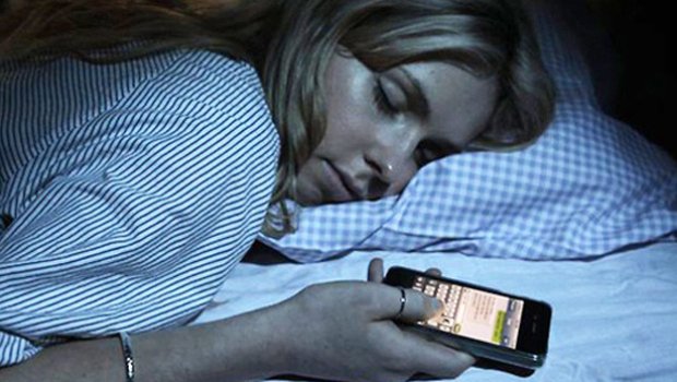 Telefonu başınızın yanında saxlayıb yatırsınız? &mdash; Mütəxəssislər risklərdən danışdı