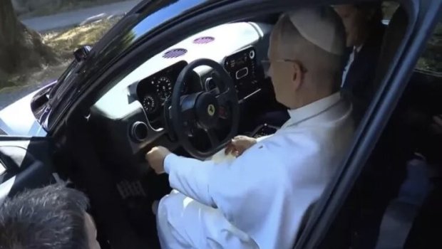 Ferrari-nin bu modelini Roma Papası özü sınadı