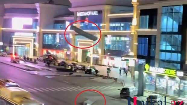 Bakıda &ldquo;mall&rdquo;un dam örtüyü uçdu - TƏHLÜKƏLİ ANLAR &ndash; VİDEO