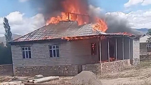 Şərurda yarımtikili ev yandı