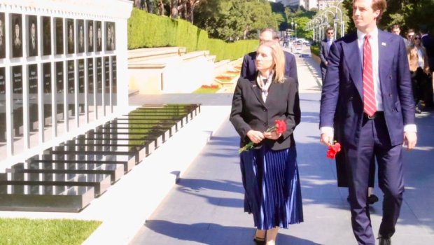 ABŞ dövlət katibinin köməkçisi Şəhidlər xiyabanını ziyarət etdi &ndash; FOTO