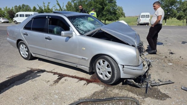 Naxçıvanda minik avtomobili avtobusla toqquşdu &ndash; 3 yaralı var &ndash; FOTO