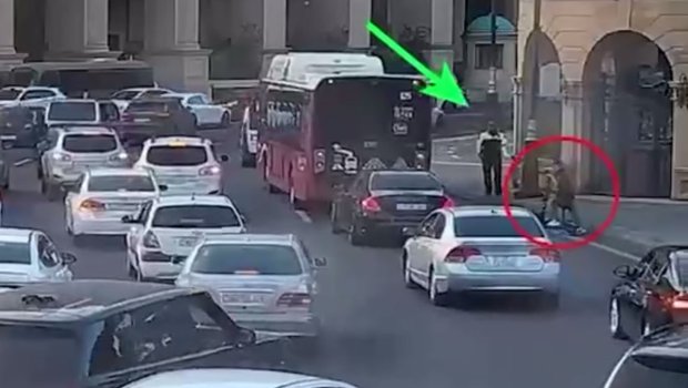 Yol polisi skuterçini qəzadan belə xilas etdi - ANBAAN VİDEO