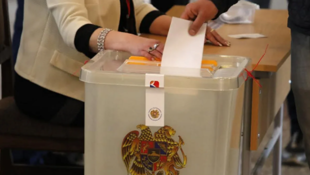 Parlament seçkilərində səsvermə başladı - Paşinyanın partiyası qalib gələcəkmi?