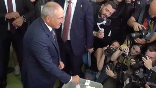 Nikol Paşinyan parlament seçkilərində səs verdi