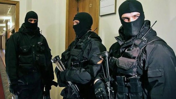 Gümrüdə maskalı şəxslər "Güclü Ermənistan"ın ofisini mühasirəyə alıb