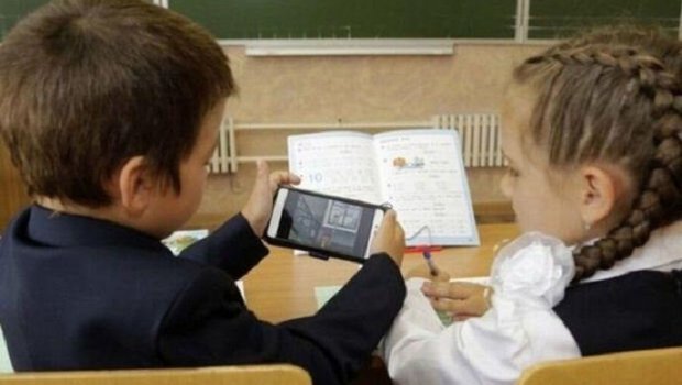 Qonşu ölkə məktəblərdə telefonlardan istifadəyə dair yeni qaydalar TƏTBİQ EDİR