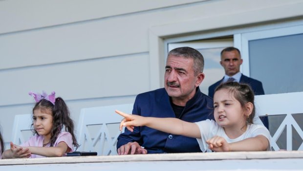 General-polkovnik Dünya Çempionatını şəhid övladları ilə birlikdə İZLƏDİ - FOTO