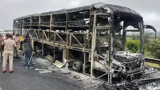 İraqda zəvvarları daşıyan avtobus yandı - 25 ölü var