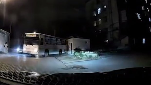 Bakıda sərnişin avtobusu yarımçıq tikiliyə çırpıldı - ANBAAN VİDEO