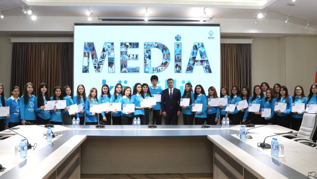 MEDİA-da məzun könüllülər və növbəti proqramın iştirakçıları ilə görüş keçirildi &ndash; FOTO