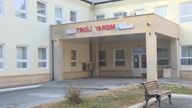 Qaxda idarəetmədən çıxan maşın ağaca çırpıldı - FOTO