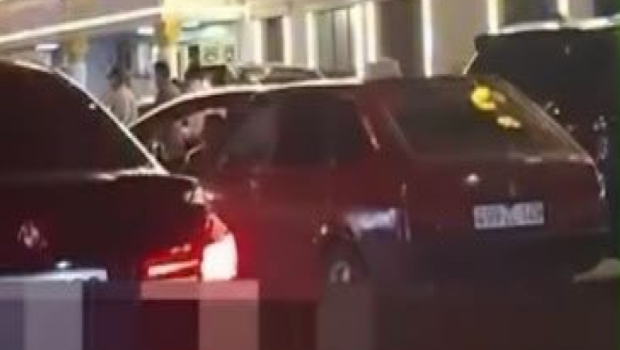 Bakıda şadlıq sarayının qarşısında kütləvi dava: Polis hərəkətə keçdi - FOTO