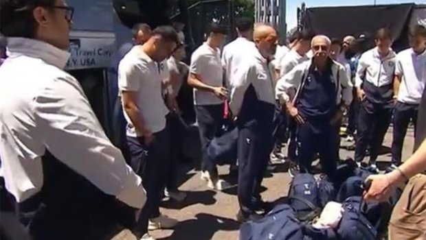 DÇ öncəsi qalmaqallı qarşılama - Futbolçular cinayətkar kimi yoxlanıldı &ndash; Video