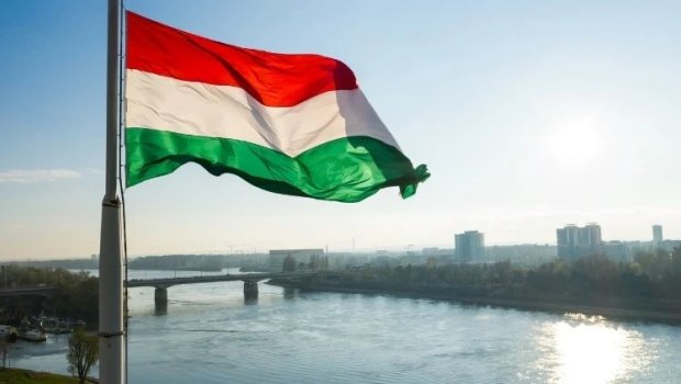 Macarıstan deputatları öz maaşlarını kəskin azaltdılar