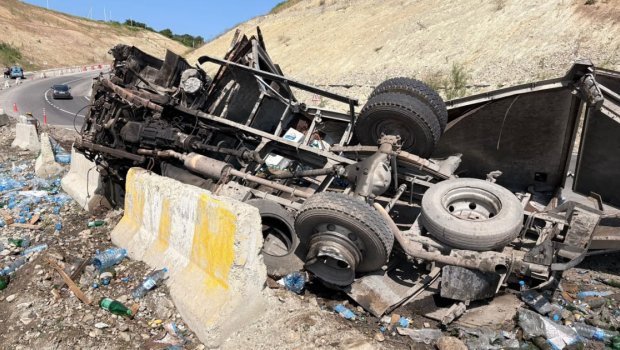 Ağsuda yük avtomobili aşdı - Xəsarət alanlar var &ndash; FOTO/VİDEO