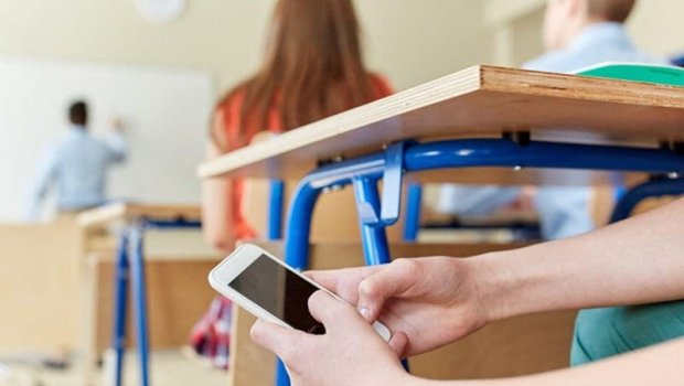 Məktəblərə telefon gətirilməsi qadağan edildi &ndash; RƏSMİ