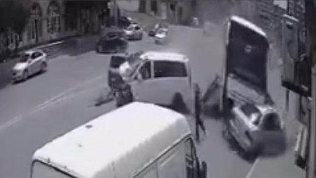 Bakıda yeddi avtomobilin toqquşduğu qəzanın ANBAAN VİDEOSU